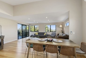 Summer Breeze  Free Wifi & Netflix Inlet Side Central Location