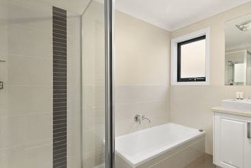 Summer Breeze  Free Wifi & Netflix Inlet Side Central Location