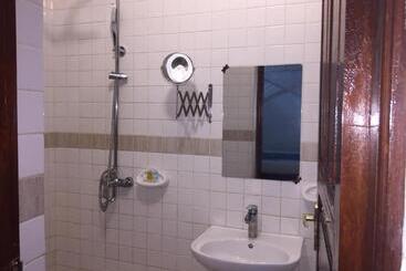 تختخواب و صبحانه Kelele Square