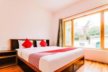 ホテル Oyo 72466  Charvi Inn