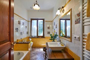 هتل Agriturismo Montecrespini