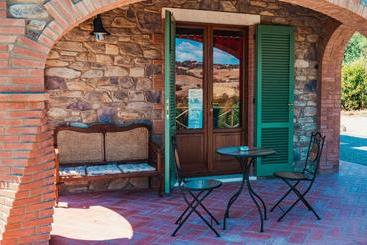 هتل Agriturismo Montecrespini