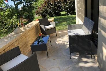 تختخواب و صبحانه Chambre D'hôtes L'olivianne