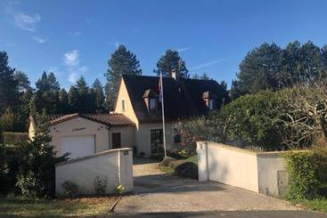 تختخواب و صبحانه Chambre D'hôtes L'olivianne