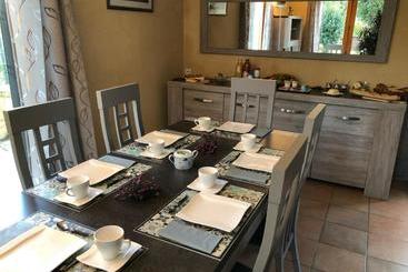 تختخواب و صبحانه Chambre D'hôtes L'olivianne