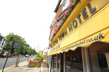 هتل Acton Town
