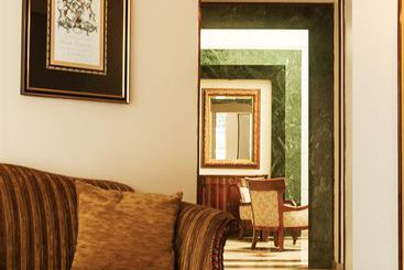 La Colina Suites Hotel