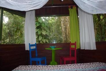 پانسیون Finca Valeria Treehouses Glamping