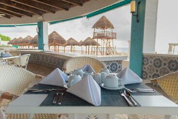 هتل Wyndham Grand Cancun All Inclusive Resort & Villas