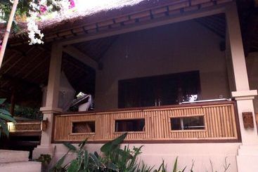 تختخواب و صبحانه Om Shanti Cottages