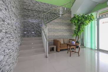 هتل Airy Bandara Adi Soemarmo 3 Solo