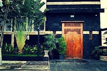 הוסטל Surfers Dorm House