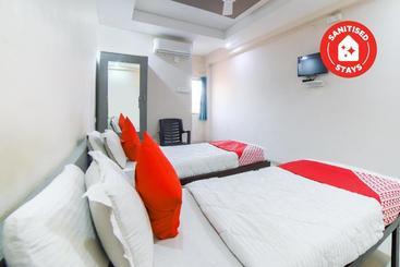 בית מלון כפרי Oyo 69652 Om Restaurant And Guest House
