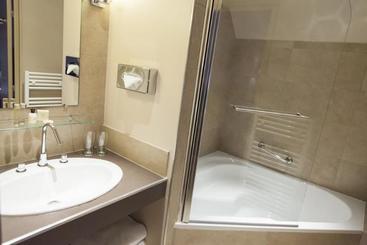 هتل Logis Hostellerie Des Clos Et Restaurant Bistrot Des Grands Crus