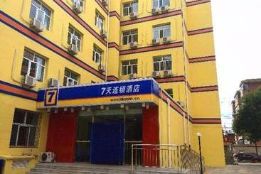 هتل 7days Inn Zhangjiakou Xuanhua Caishenmiao Street