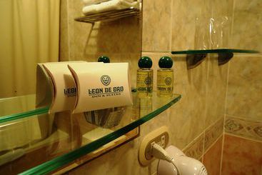 هتل Leon De Oro Inn & Suites