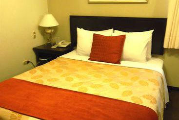 هتل Leon De Oro Inn & Suites
