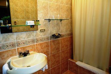 هتل Leon De Oro Inn & Suites