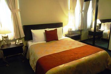 هتل Leon De Oro Inn & Suites