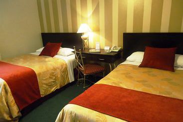 هتل Leon De Oro Inn & Suites