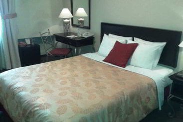 هتل Leon De Oro Inn & Suites