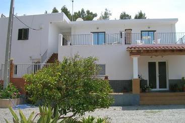 پانسیون Pensión Las Tres Golondrinas