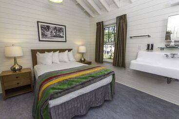 فندق على الطريق Swiftcurrent Motor Inn And Cabins   Inside The Park