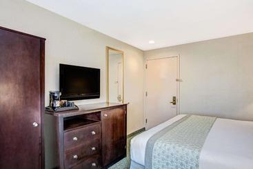 هتل Hillcrest  Near Jfk Air Train