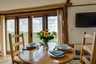 Nicely Furnished Cottage In Bilsington Countryside