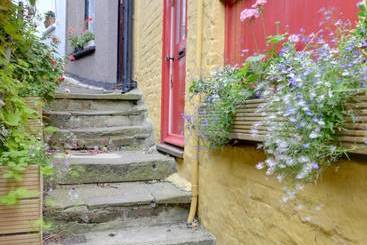Quaint Cottage In Hastings With Garden