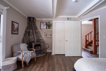 Tarly  Serene Cabin W Two Patios & Hot Tub In Incline Village