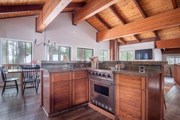 Tarly  Serene Cabin W Two Patios & Hot Tub In Incline Village