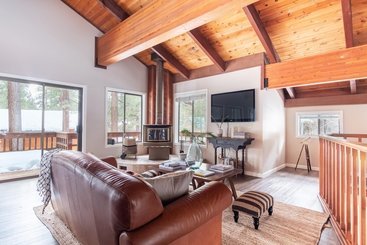 Tarly  Serene Cabin W Two Patios & Hot Tub In Incline Village