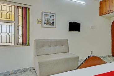هتل Oyo 74240 Shameer Lodge