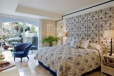 Twelve Apostles Hotel & Spa