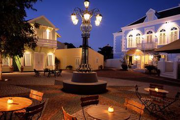 هتل Kura Hulanda Village & Spa