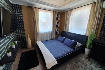 پانسیون Airport Luxury Apartman 42