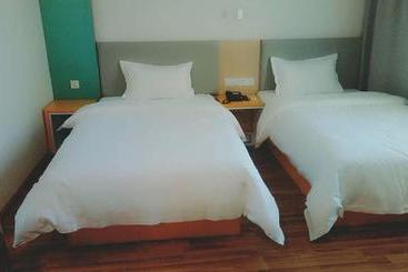 בית מלון כפרי 7days Inn Urumqi Midong Middle Road Shenhua Mining Bureau Branch