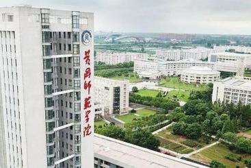 هتل 7days Inn Huanggang Normal College