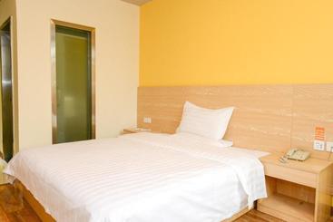 هتل 7days Inn Ruichang Pencheng East Road