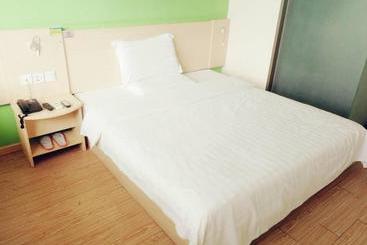 هتل 7days Inn Zhangjiakou Train Station Construction Engineering College