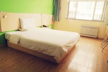 هتل 7days Inn Zhangjiakou Train Station Construction Engineering College