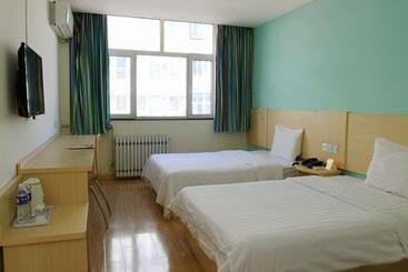 هتل 7days Inn Zhangjiakou Train Station Construction Engineering College