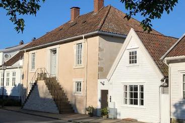 هاستل The Old Jailhouse Mandal