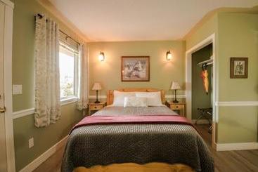 تختخواب و صبحانه Wild Pacific Guest Suites