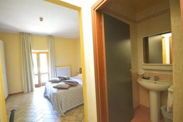 تختخواب و صبحانه Ostello Villa Redenta