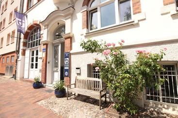 Blue Doors Hostel Altstadt