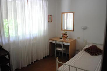 هتل Bed&breakfast Villa Lorena