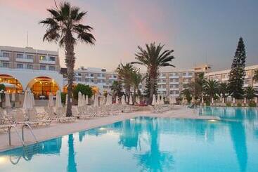 هتل Louis Phaethon Beach