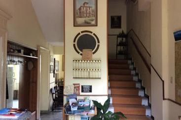 هتل Albergo Villa Azalea